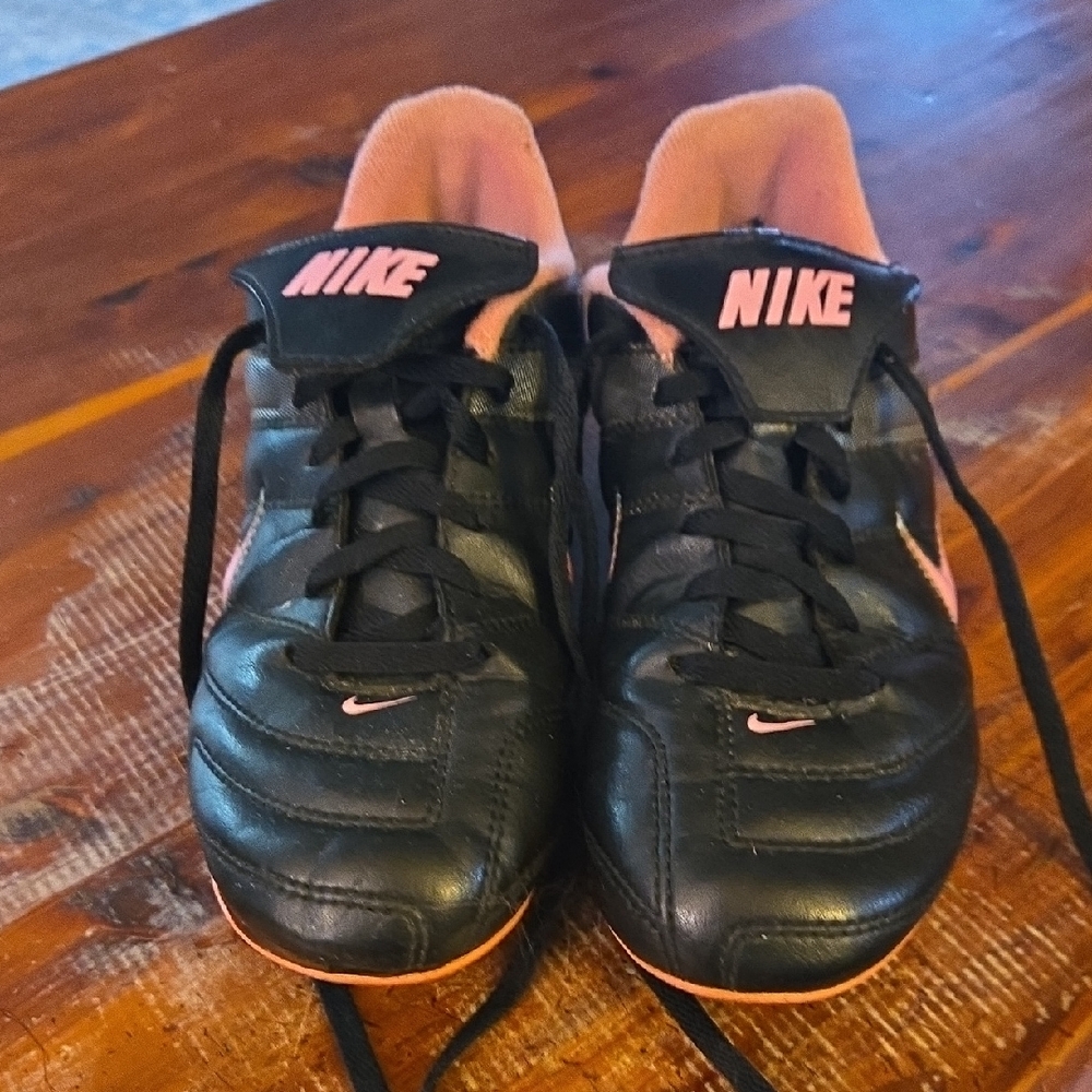 Nike Size 2.5Y Black and Pink Soccer Sports Sneakers